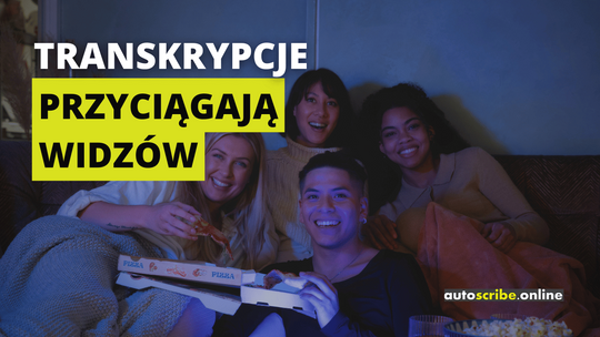 Napis drukowanymi literami:Transkrypcje przyciągają widzów. Słowa "przyciągają widzów" zakreślone są żywym, żółto-zielonkawym kolorem. W tle widać czwórkę przyjaciół na sofie. Jest ciemno i grupa jest oświetlana niebieskawym światłem ekranu, na którym najprawdopodobniej oglądają jakieś nagranie