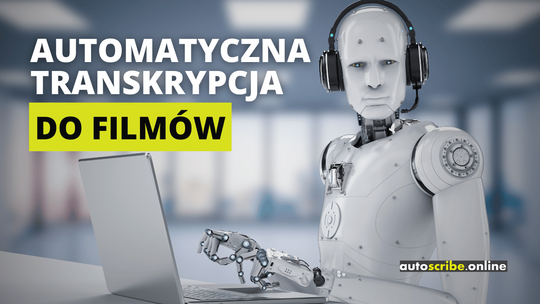 Napis drukowanymi literami: Automatyczna transkrypcja do filmów. Słowa "do filmów" zakreślone są żywym, żółto-zielonkawym kolorem. W tle widać białego, przypominającego człowieka robota w czarnych słuchawkach na głowie. Robot patrzy wprost w kamerę. Przed sobą otwartego laptopa, na którym przed chwi